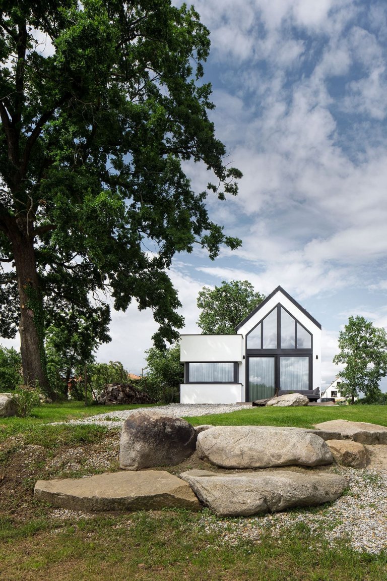 Dům u rybníka v malé obci na jihu Čech