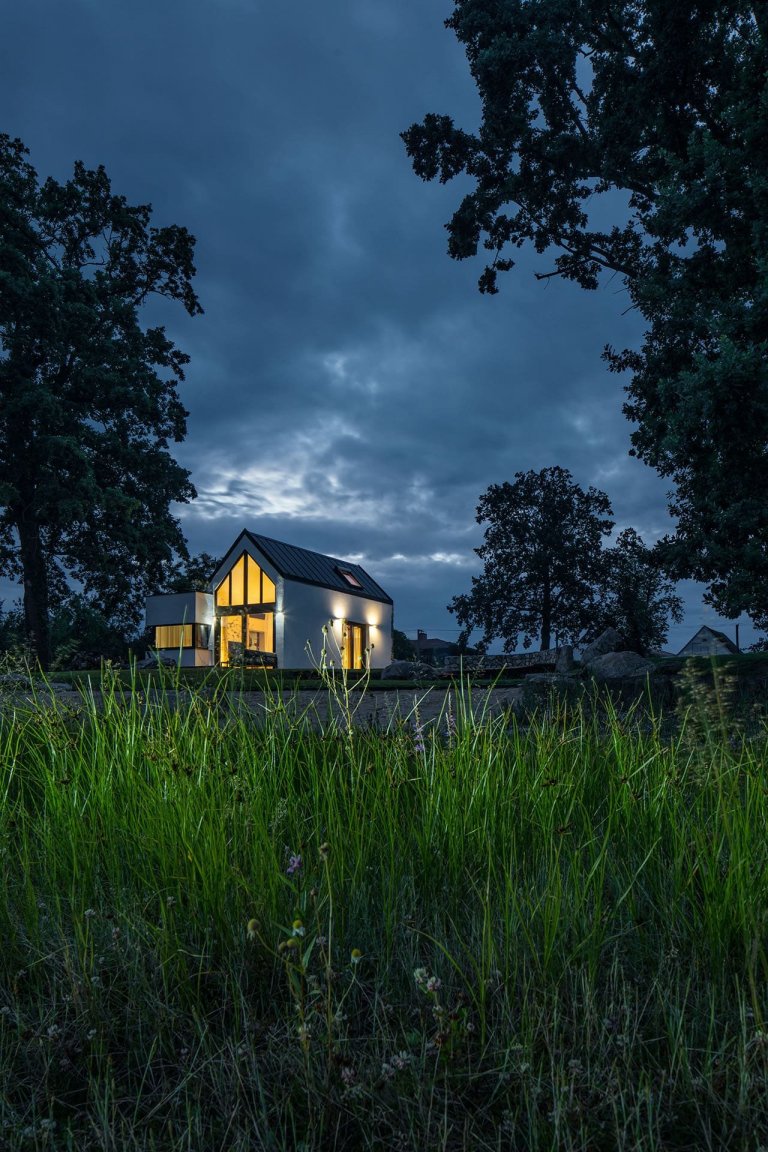 Dům u rybníka v malé obci na jihu Čech