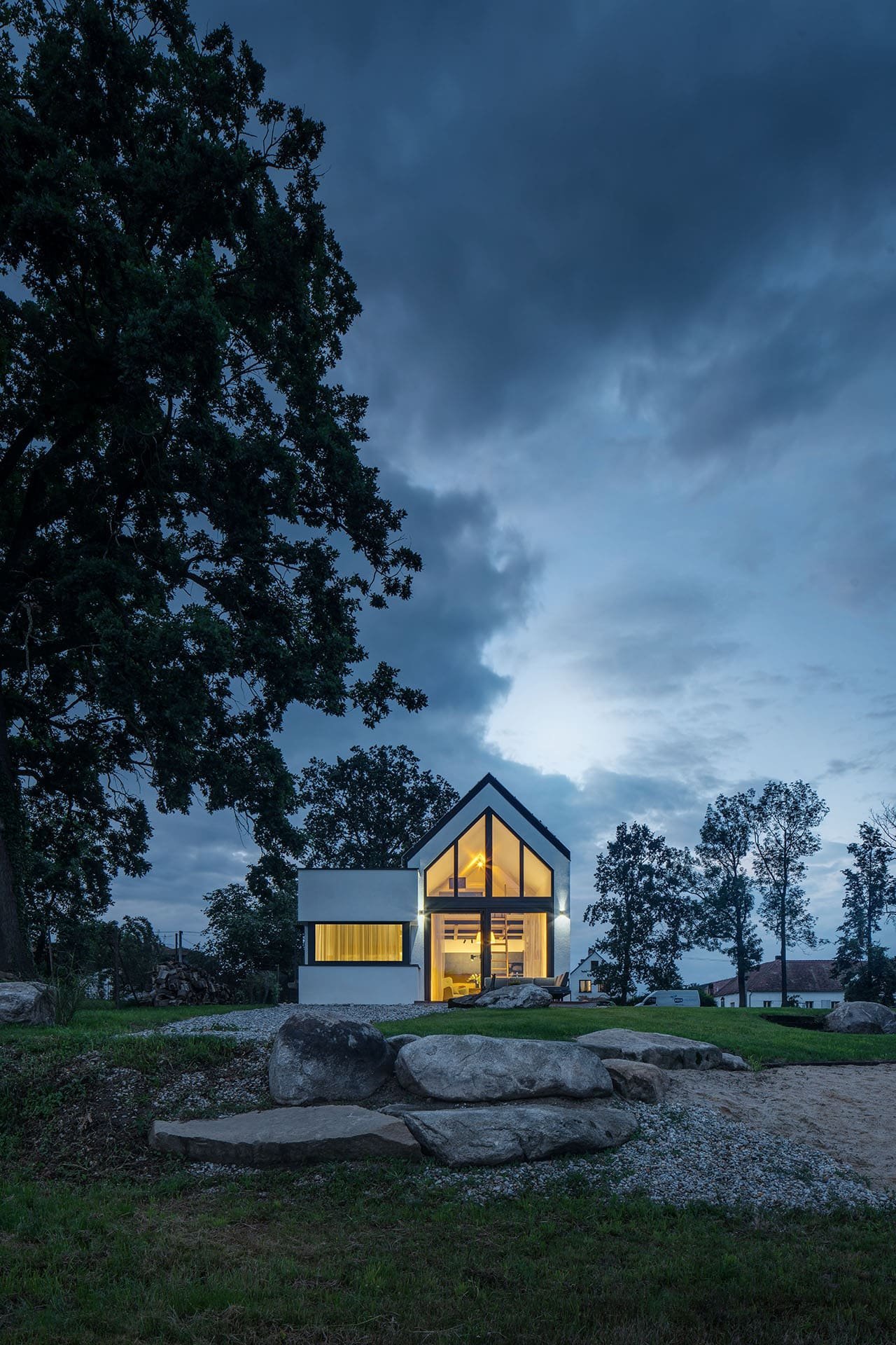 Dům u rybníka v malé obci na jihu Čech