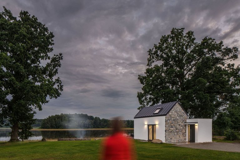 Dům u rybníka v malé obci na jihu Čech