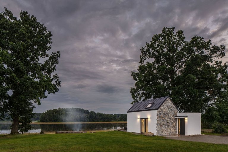 Dům u rybníka v malé obci na jihu Čech