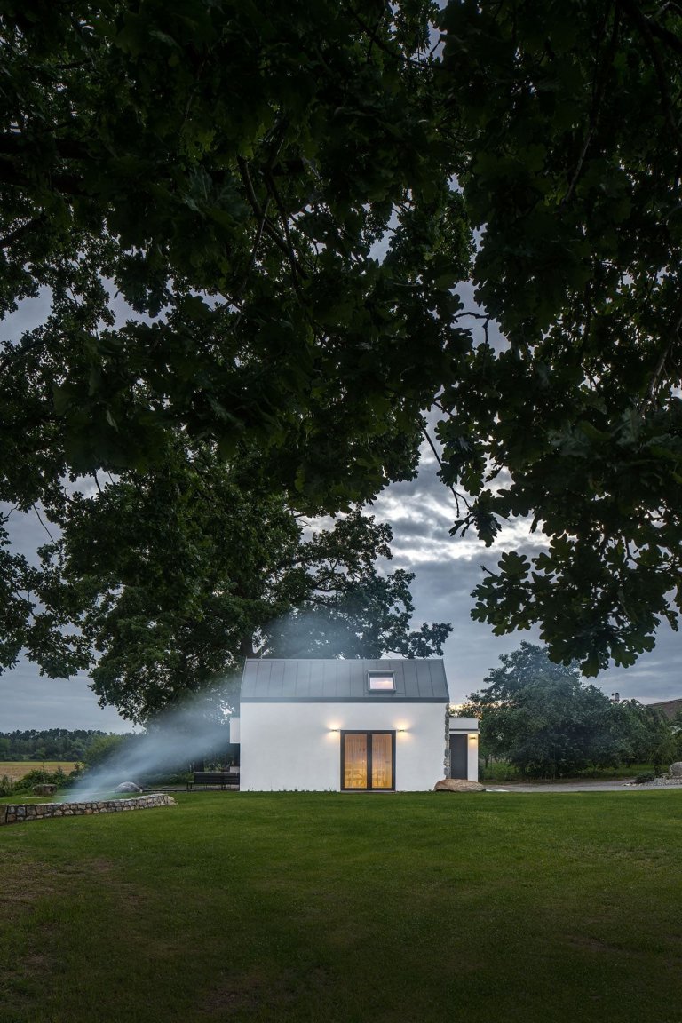 Dům u rybníka v malé obci na jihu Čech