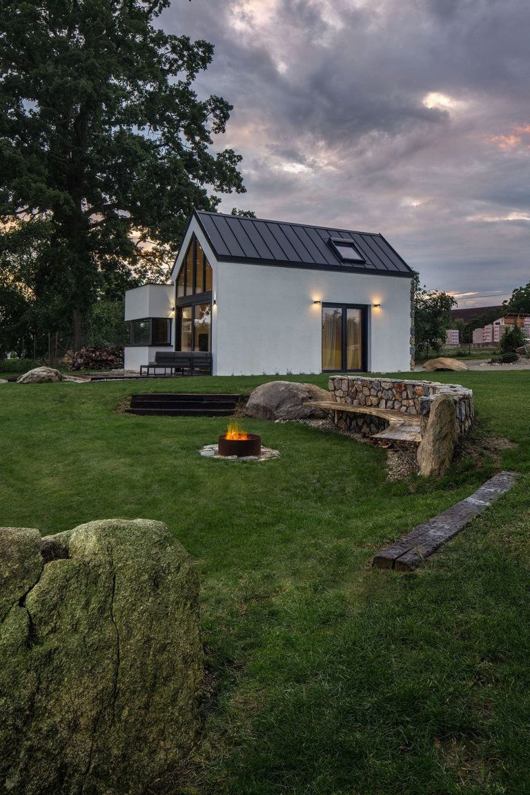 Dům u rybníka v malé obci na jihu Čech