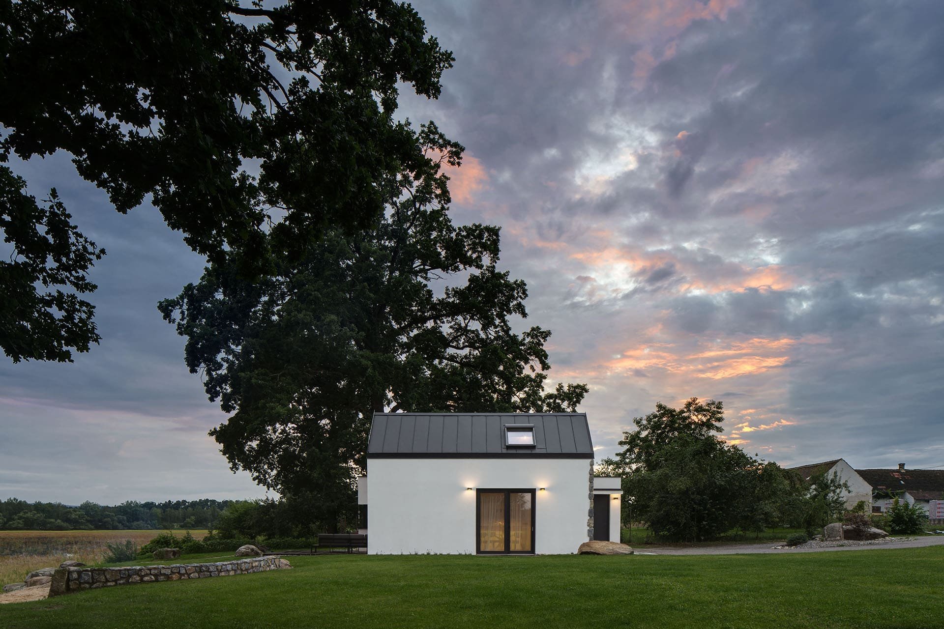 Dům u rybníka v malé obci na jihu Čech