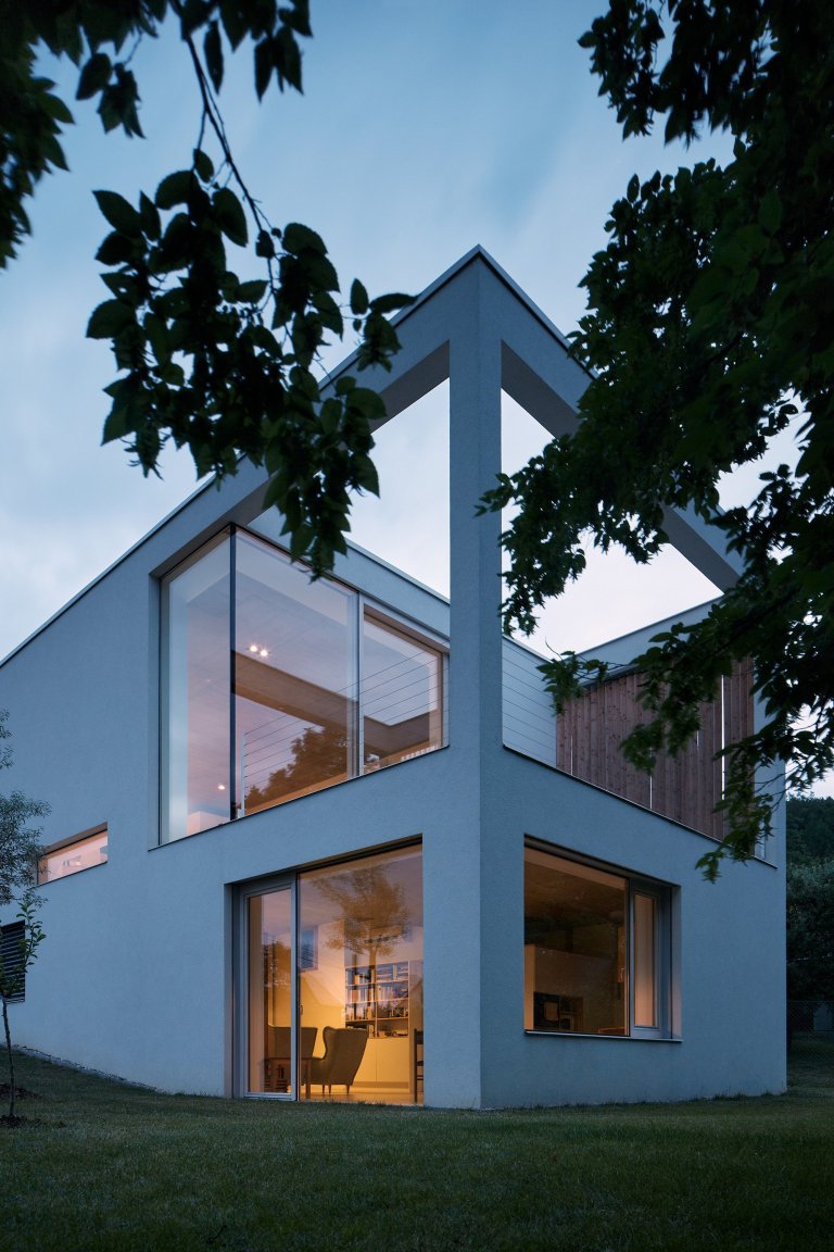 Dům ve svahu pro tři generace