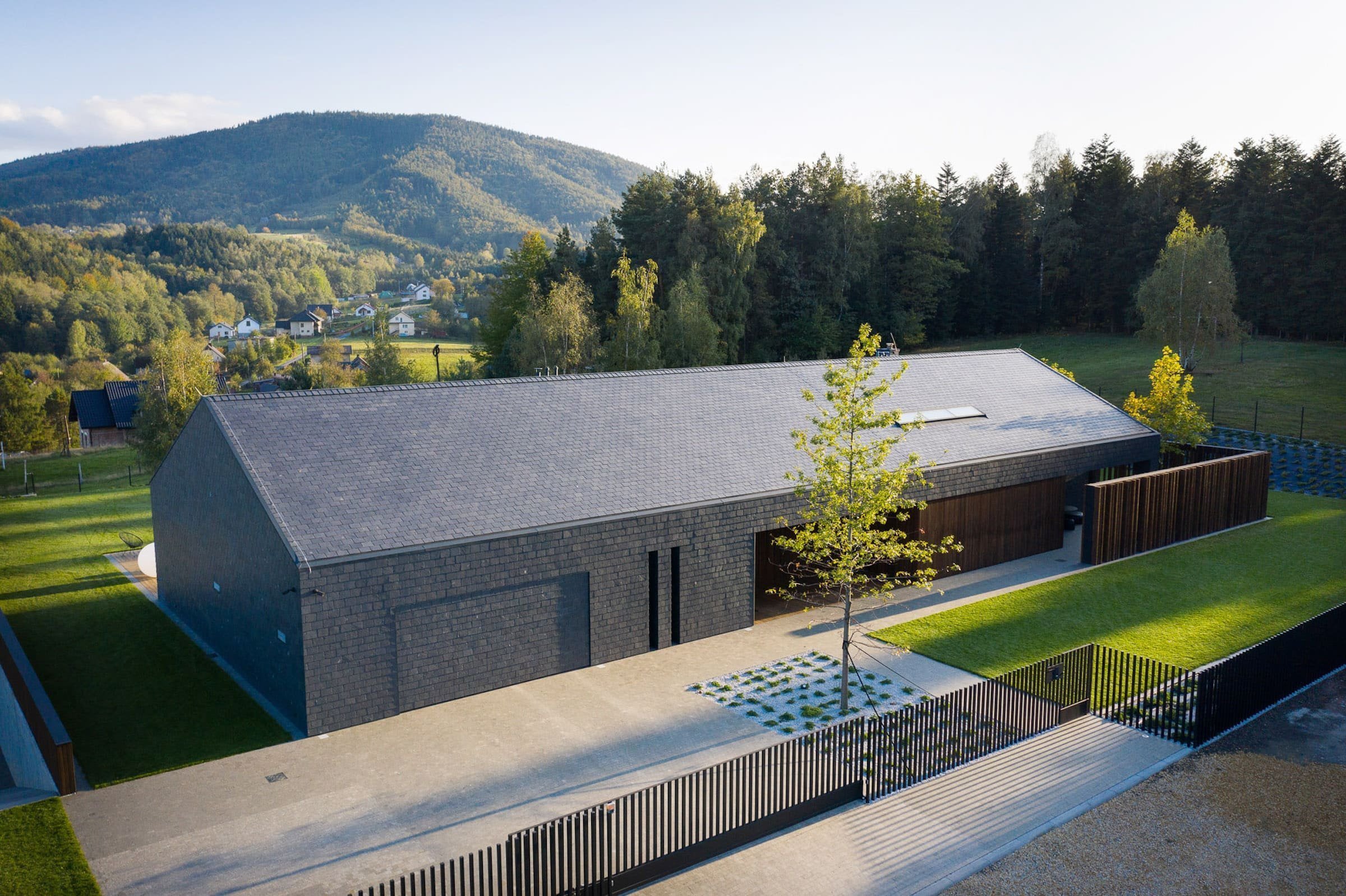 Jednoduchý dům s bazénem v Beskydech