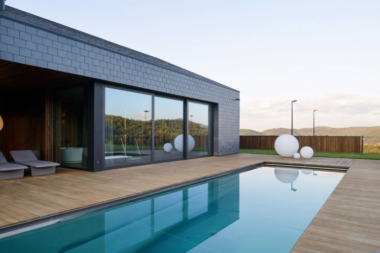 Jednoduchý dům s bazénem v Beskydech