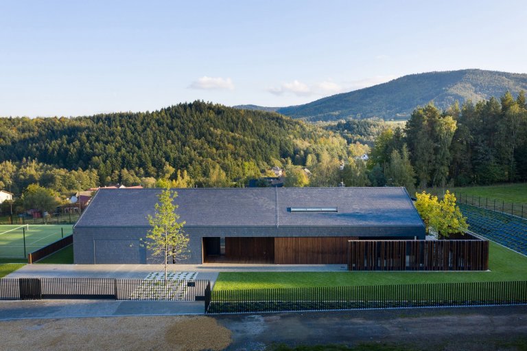 Jednoduchý dům s bazénem v Beskydech