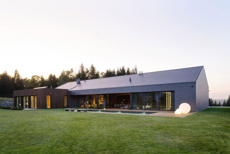 Jednoduchý dům s bazénem v Beskydech