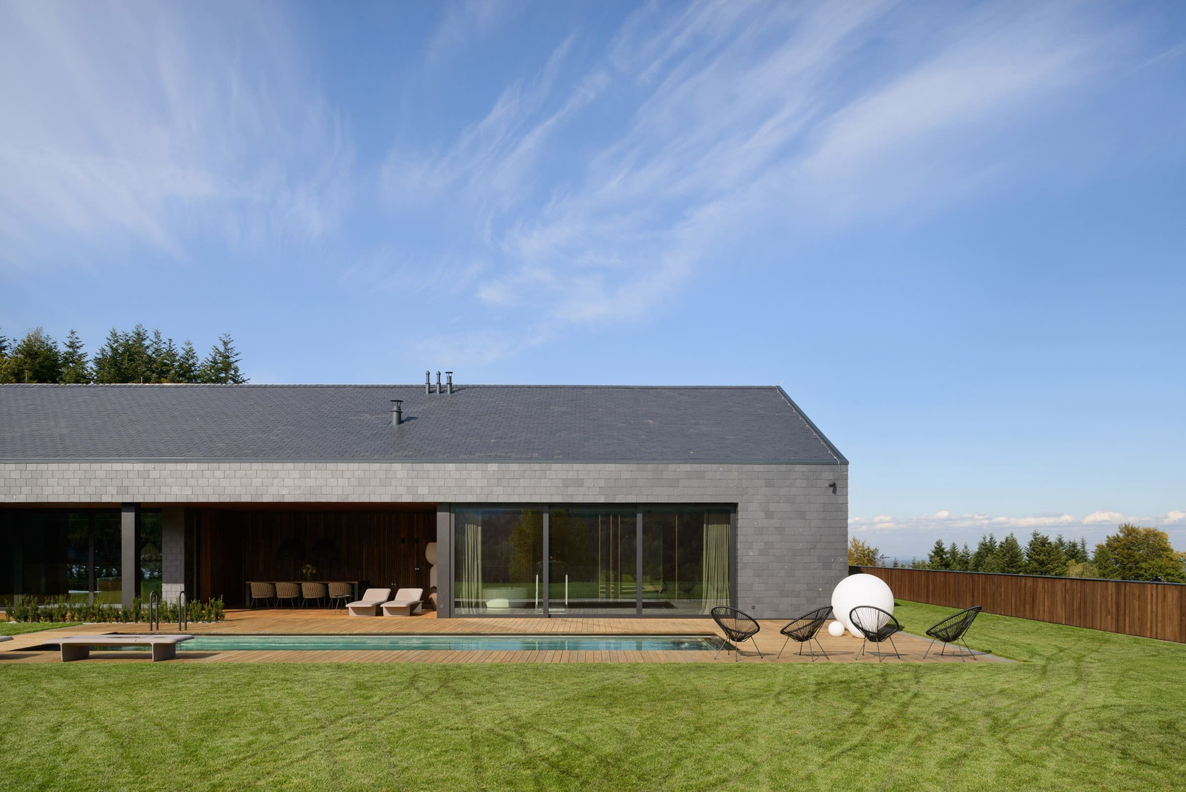 Jednoduchý dům s bazénem v Beskydech