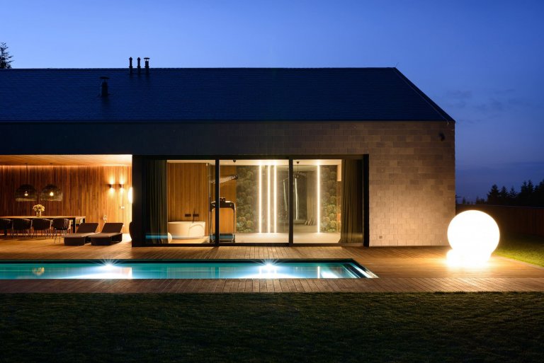 Jednoduchý dům s bazénem v Beskydech