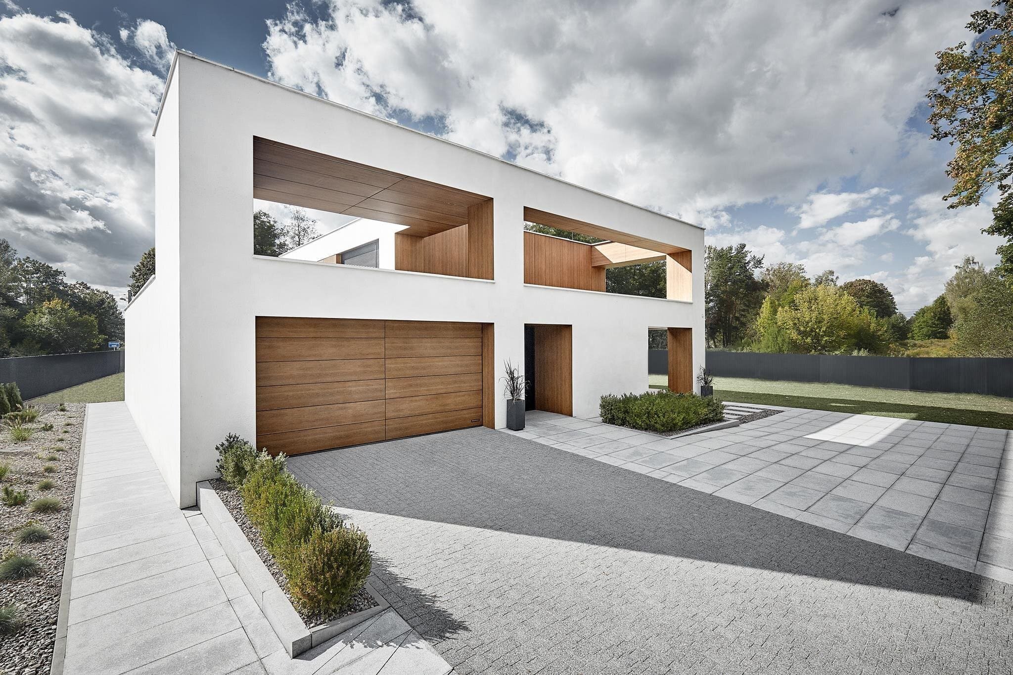 Místo použití přírodního dřeva, které vyžaduje údržbu, použili architekti desky HPL napodobující dřevo. Snadněji se udržují, takže si můžeme být jisti, že dům bude vypadat skvěle roky, aniž by narušovaly jeho vzhled