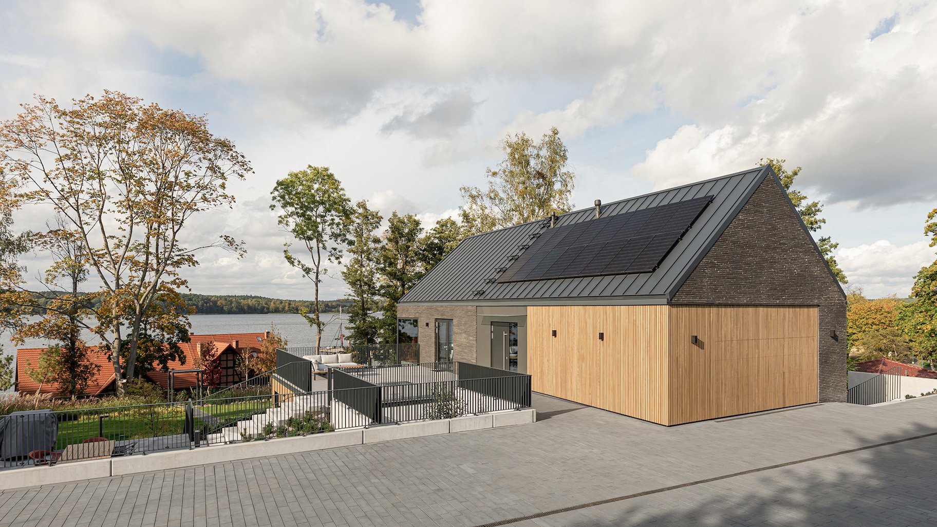 Komplex dvou rodinných domů na břehu jezera