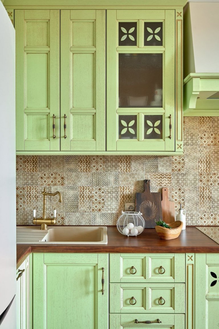 Kouzelný byt se světle zelenou kuchyní