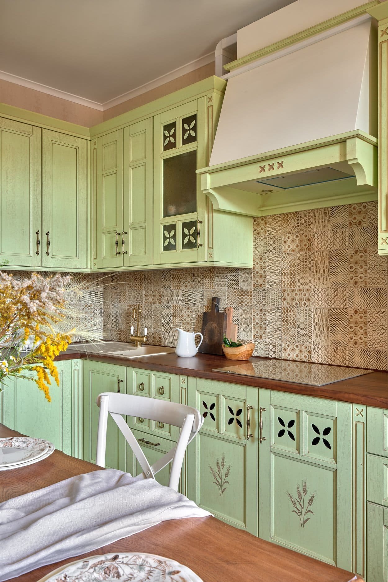 Kouzelný byt se světle zelenou kuchyní