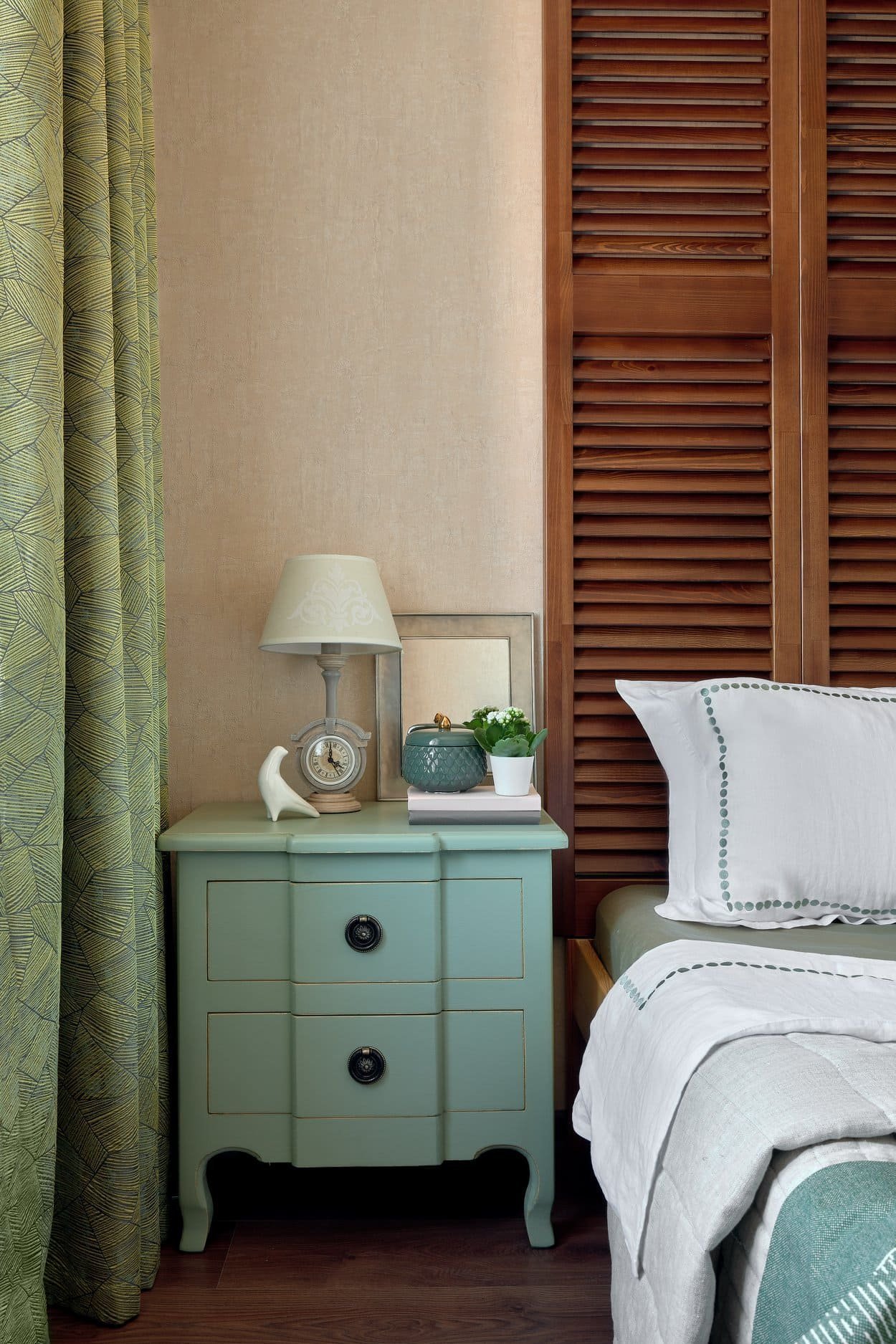 Kouzelný byt se světle zelenou kuchyní