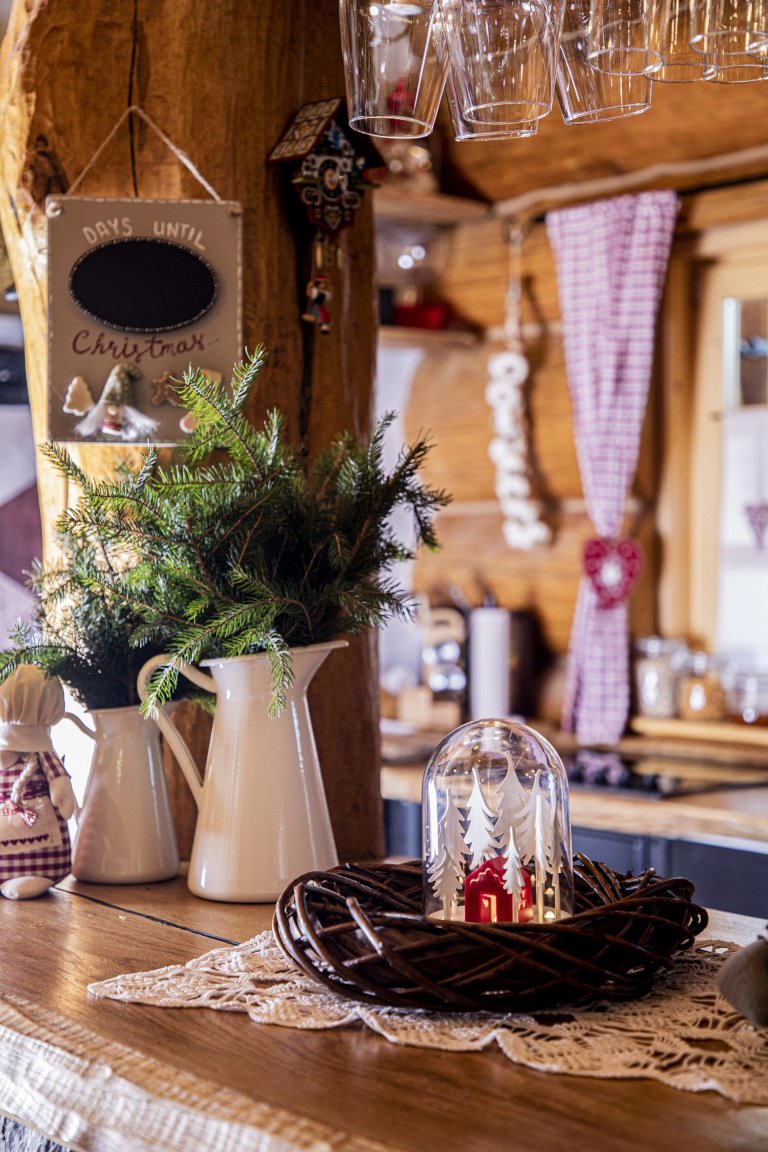 Kouzelný srub na samotě o vánočním čase