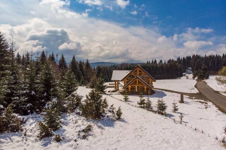 Kouzelný srub na samotě o vánočním čase