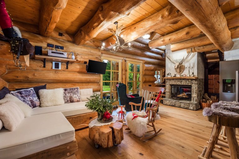 Kouzelný srub na samotě o vánočním čase