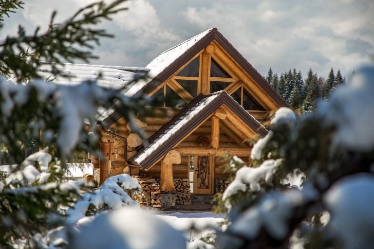 Kouzelný srub na samotě o vánočním čase