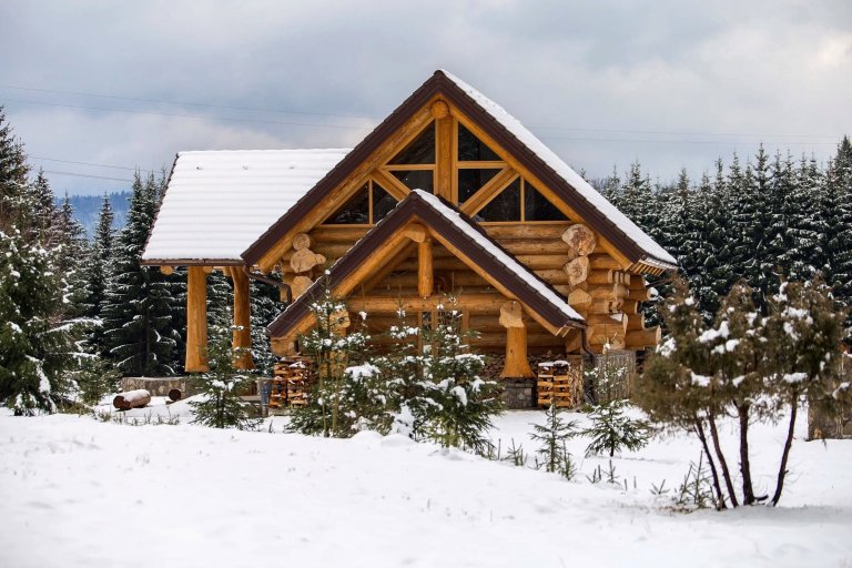Kouzelný srub na samotě o vánočním čase