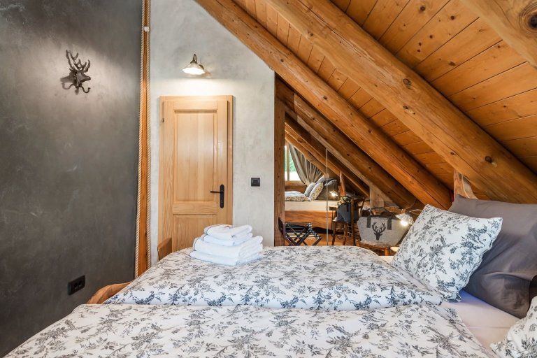 Kouzelný srub na samotě o vánočním čase