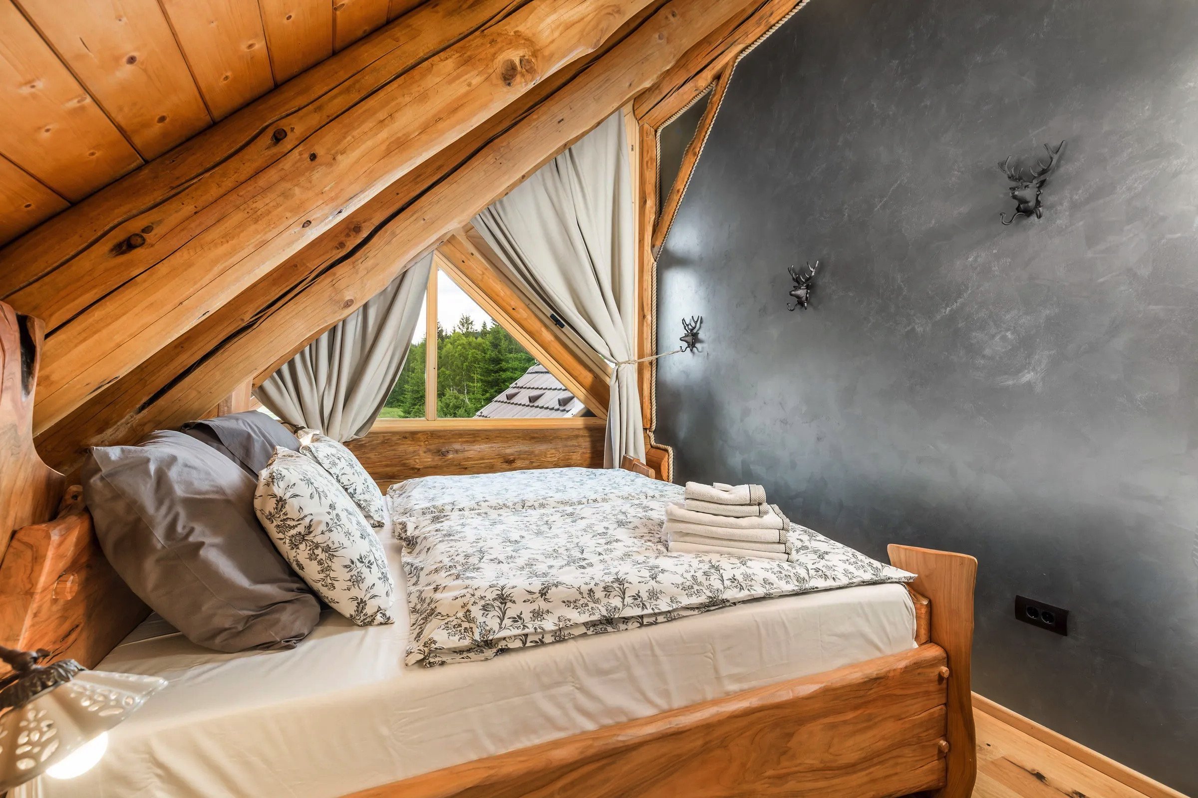 Kouzelný srub na samotě o vánočním čase