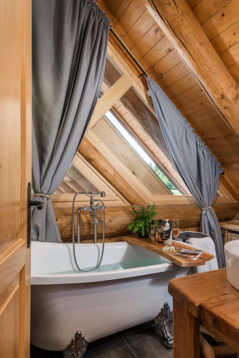 Kouzelný srub na samotě o vánočním čase