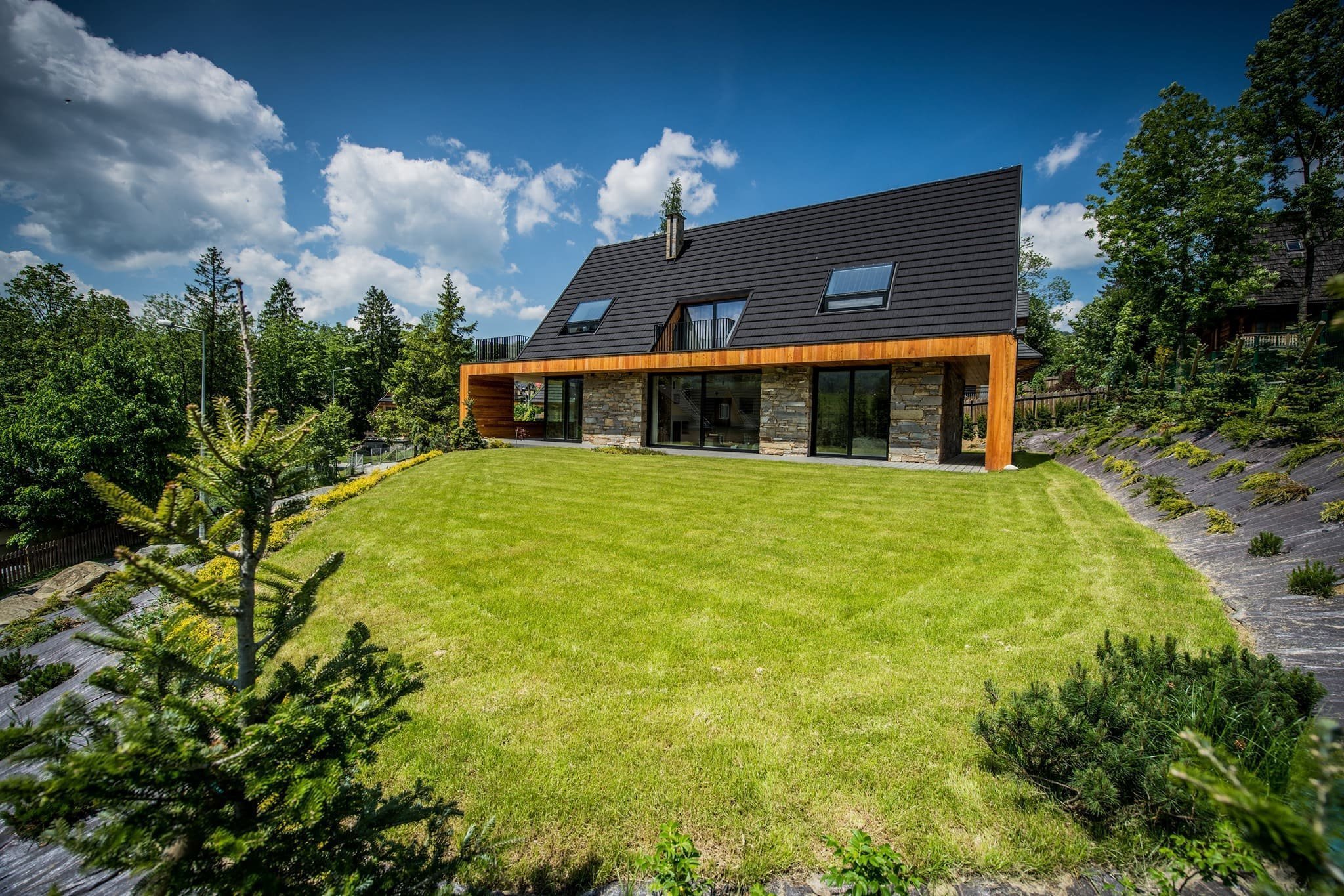 Tento moderní dům dokonale zapadá do horské krajiny. Architektům se podařilo dokonale kombinovat, současný design, s prvky tradiční architektury.