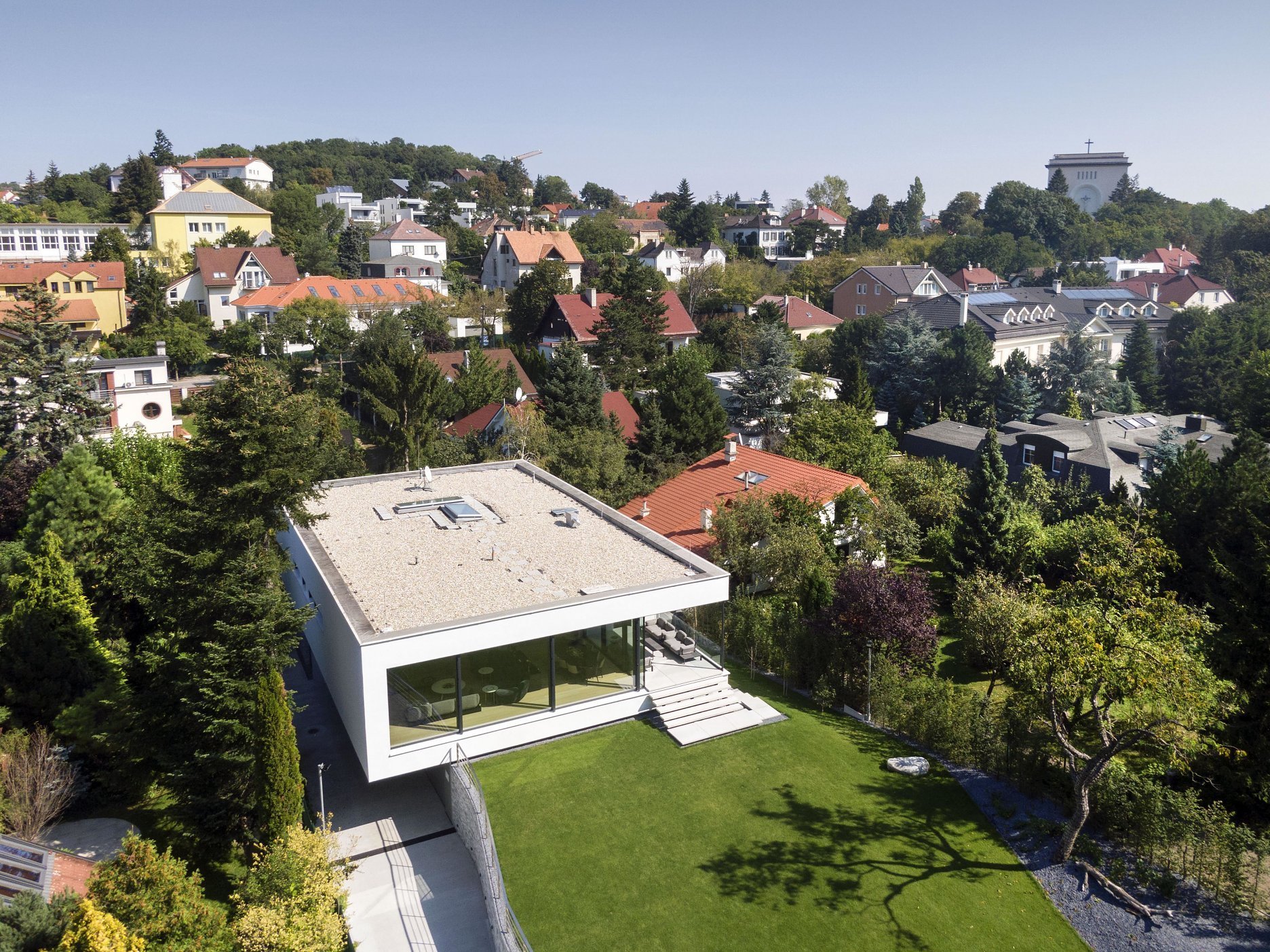 Luxusní dvoupodlažní dům na mírně svažité parcele