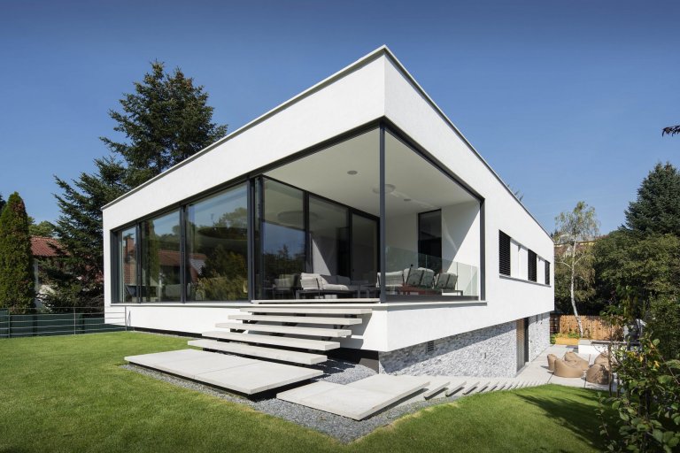 Luxusní dvoupodlažní dům na mírně svažité parcele