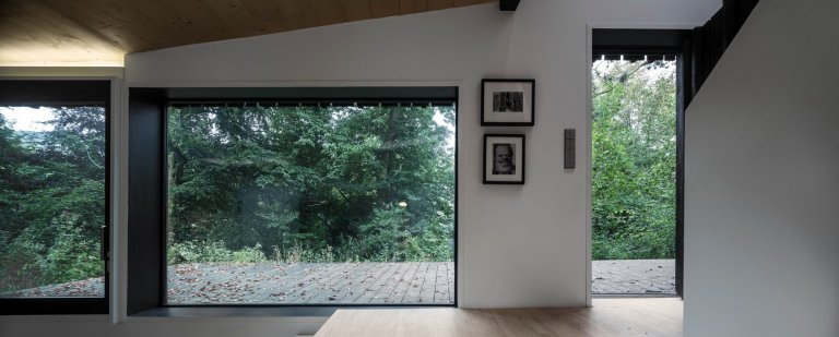 Minimalistická dostavba Black Wood House