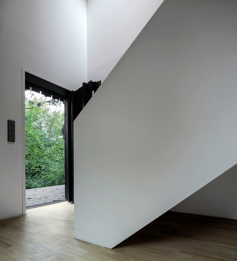 Minimalistická dostavba Black Wood House