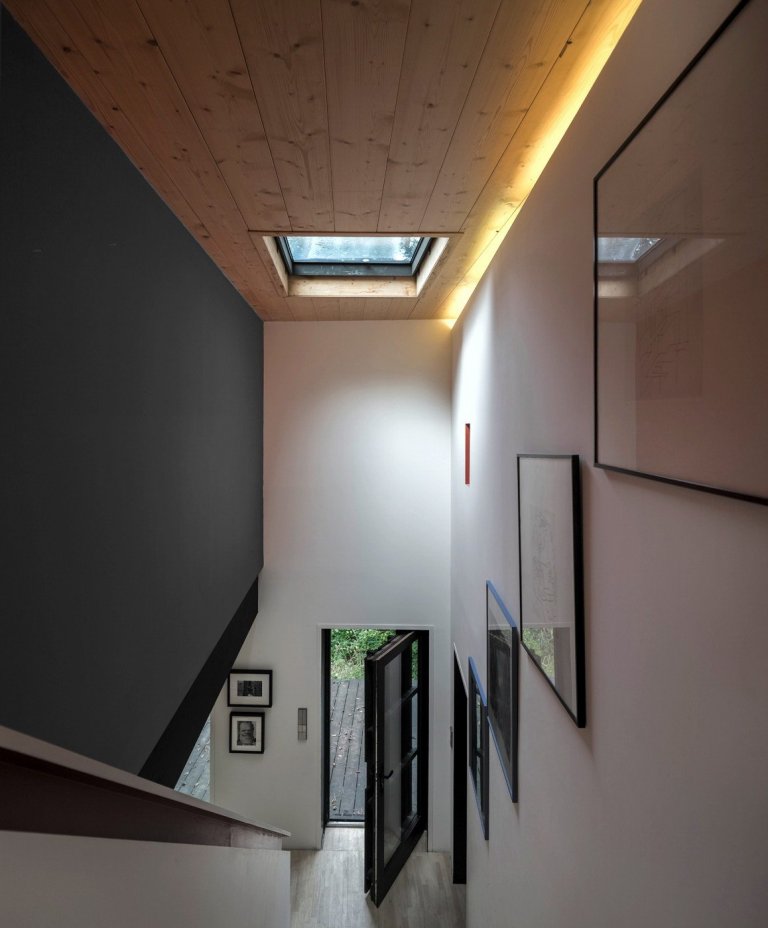 Minimalistická dostavba Black Wood House