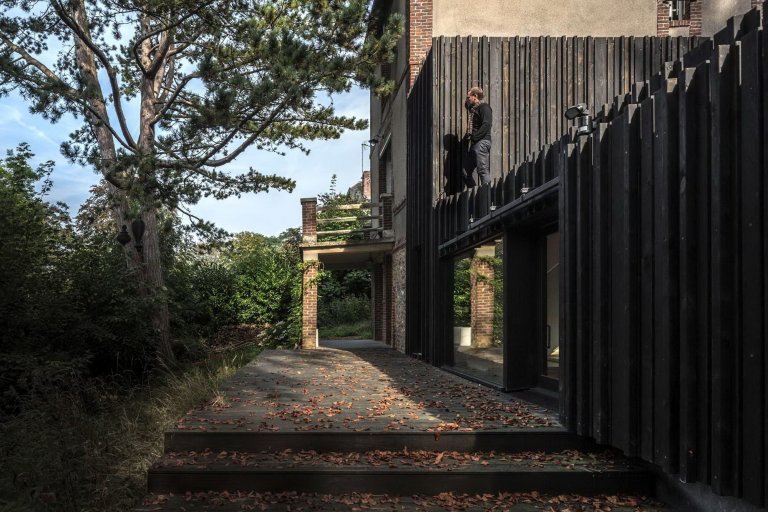 Minimalistická dostavba Black Wood House