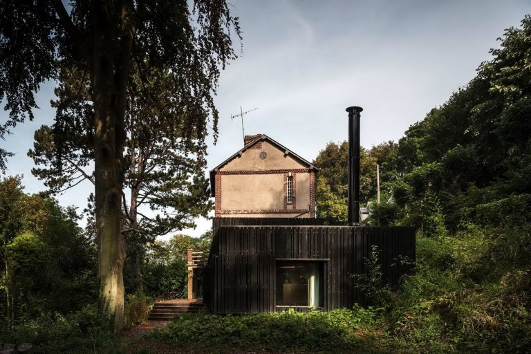 Minimalistická dostavba Black Wood House
