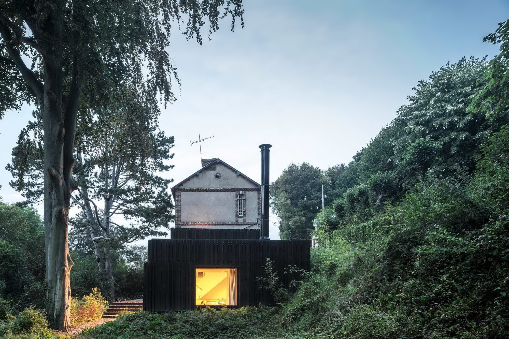 Minimalistická dostavba Black Wood House