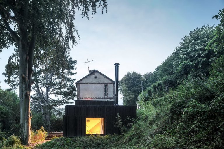 Minimalistická dostavba Black Wood House