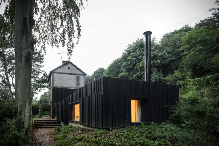 Minimalistická dostavba Black Wood House