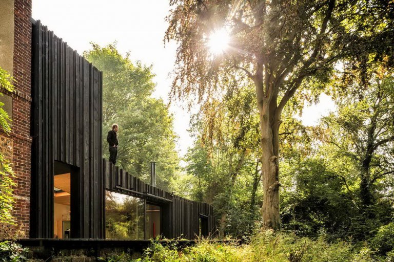 Minimalistická dostavba Black Wood House