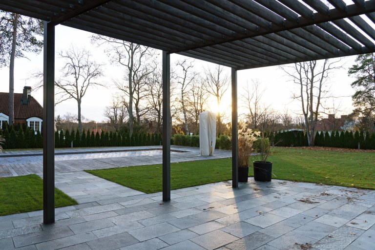 Minimalistická vila s bazénem