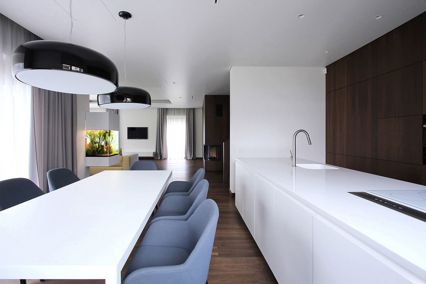 Minimalistické bydlení s akváriem