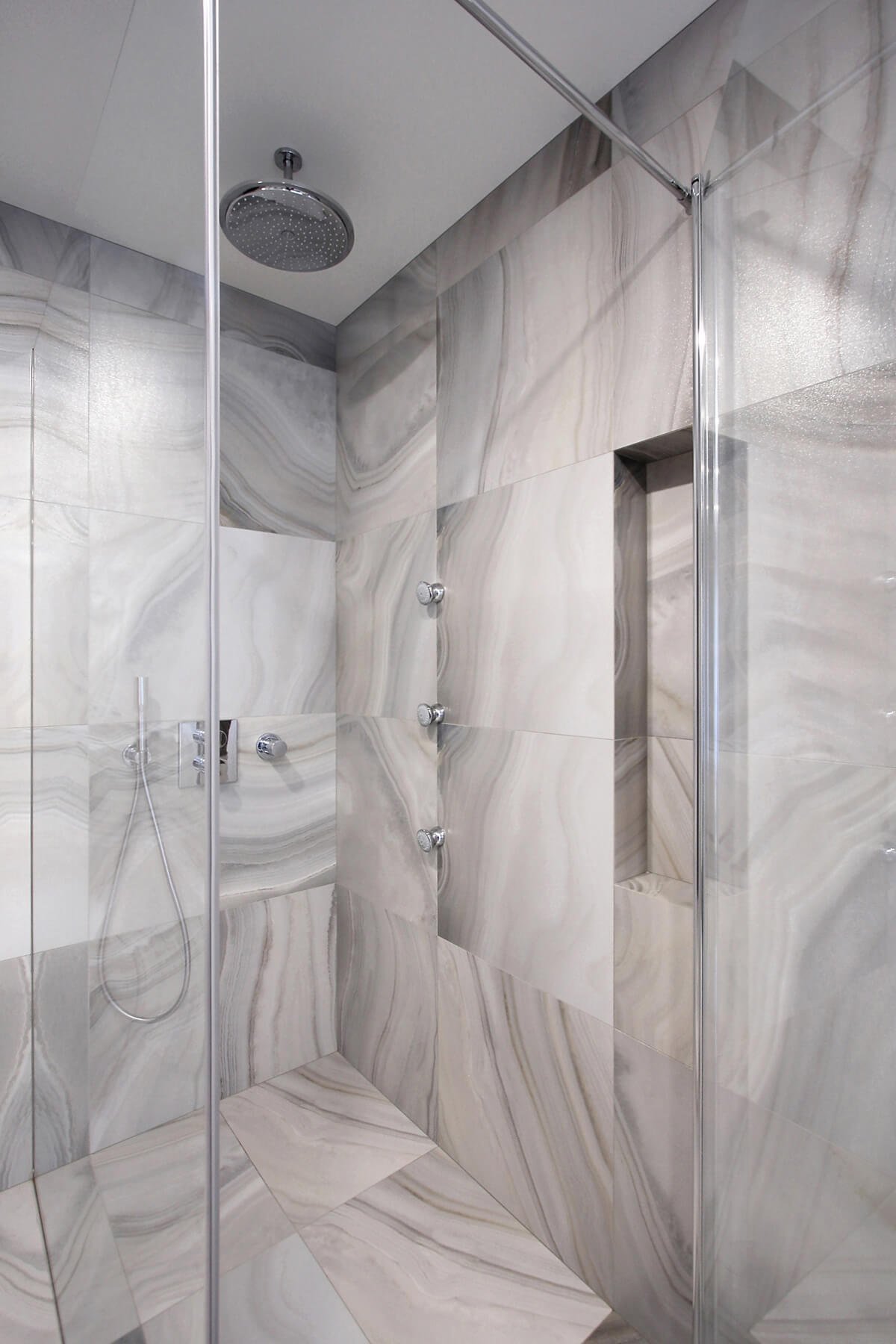 Minimalistické bydlení s akváriem