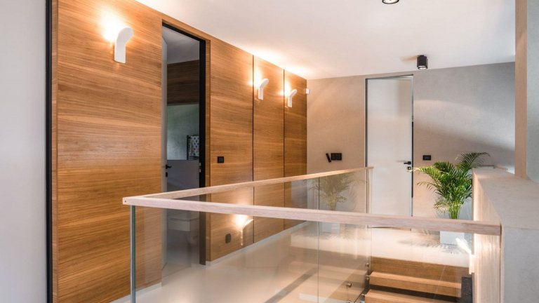 Moderní a útulný interiér v sametově šedé barvě