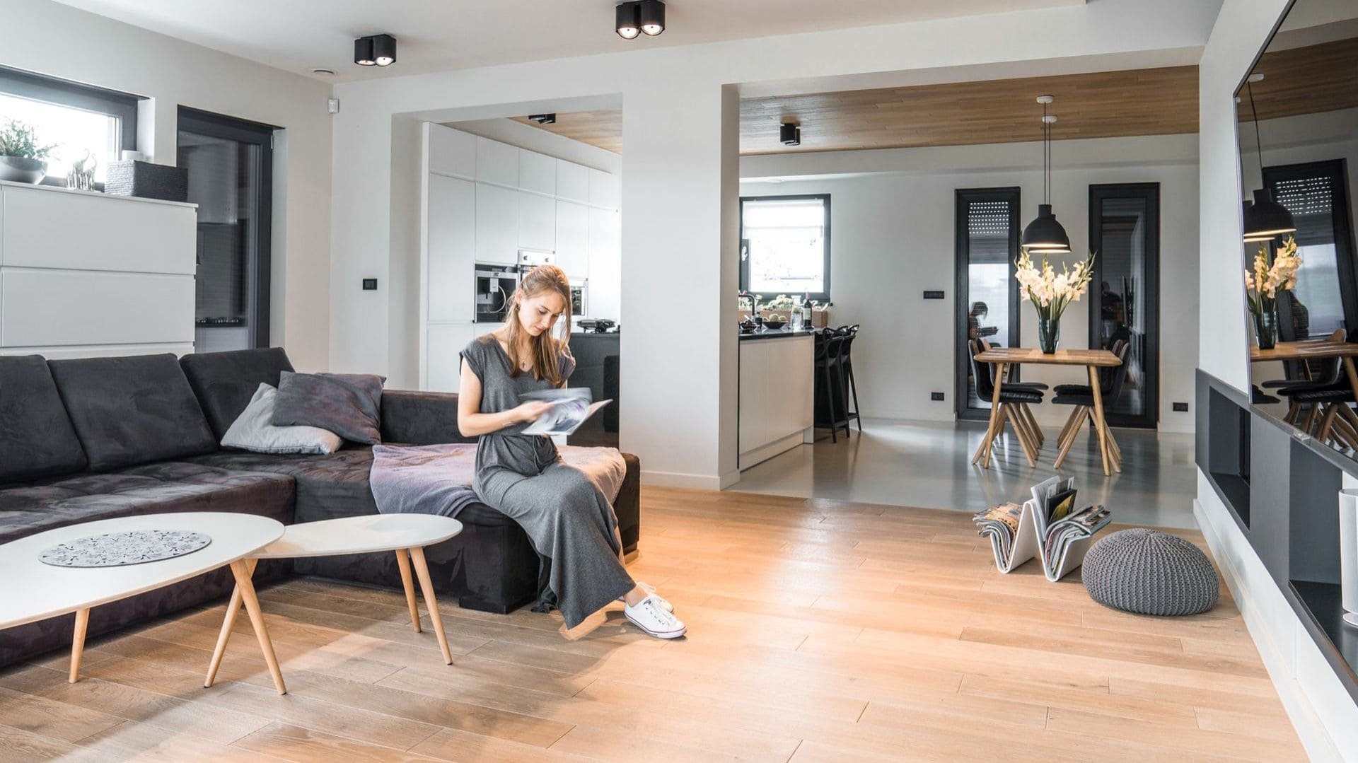 Moderní a útulný interiér v sametově šedé barvě