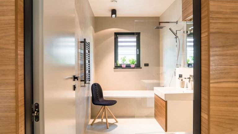 Moderní a útulný interiér v sametově šedé barvě