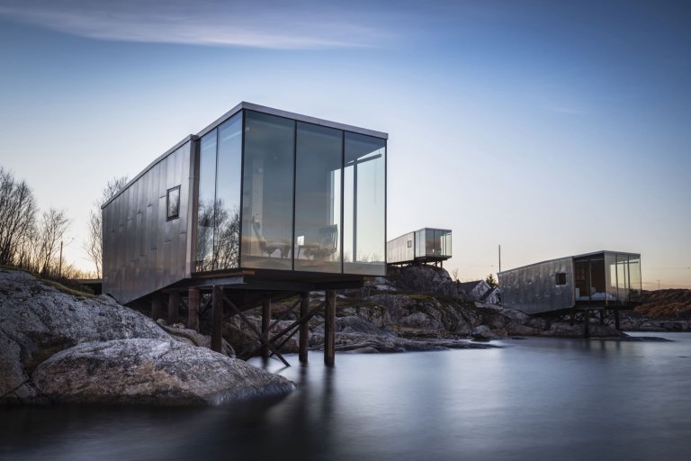 Moderní komplex u pobřeží Norska