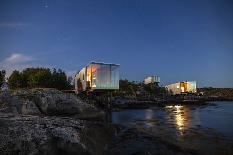 Moderní komplex u pobřeží Norska