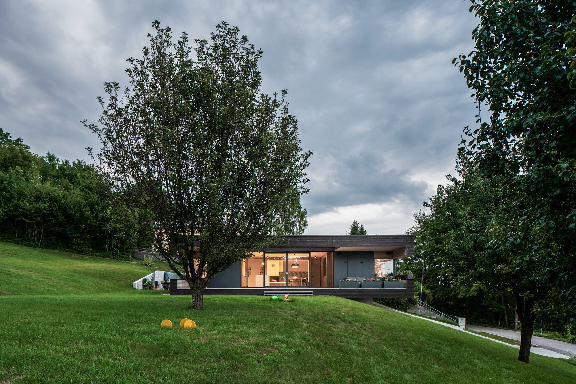 Moderní prefabrikovaná dřevostavba smontovaná na místě