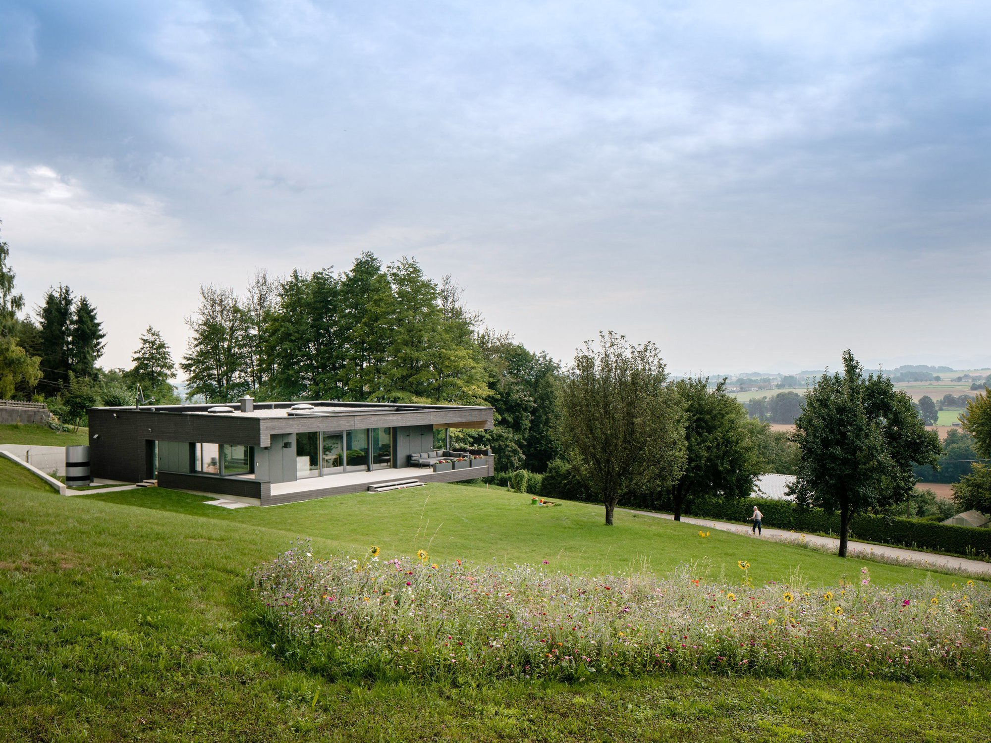 Moderní prefabrikovaná dřevostavba smontovaná na místě